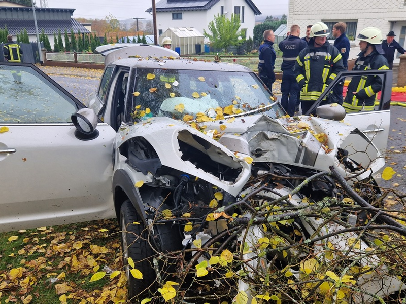 FW Westerburg: PKW prallt frontal gegen Baum - Fahrerin und Beifahrer werden schwer verletzt - Foto: presseportal.de
