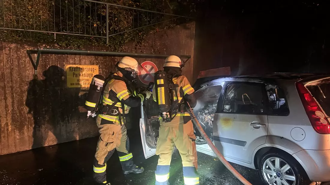 FW Bad Honnef: PKW in Vollbrand, Feuer breitet sich aus - Bild: presseportal.de