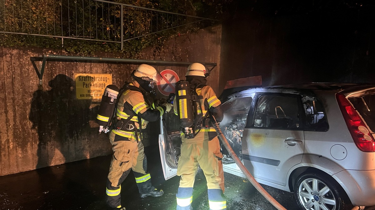 FW Bad Honnef: PKW in Vollbrand, Feuer breitet sich aus - Foto: presseportal.de