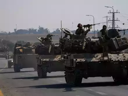Menschen protestieren vor der Außenstelle der US-Botschaft und fordern die Freilassung der von der Hamas im Gazastreifen festgehaltenen Geiseln. - Foto: Ariel Schalit/AP/dpa
