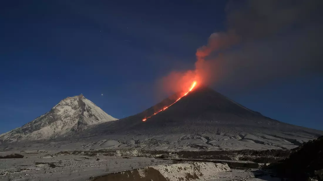 Der Vulkan Kljutschewskoj auf der Halbinsel Kamtschatka ist ähnlich wie auf diesem Bild wieder ausgebrochen. (Archivbild) - Bild: Yuri Demyanchuk/AP/dpa