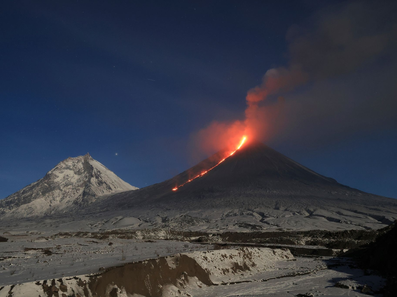 Der Vulkan Kljutschewskoj auf der Halbinsel Kamtschatka ist ähnlich wie auf diesem Bild wieder ausgebrochen. (Archivbild) - Foto: Yuri Demyanchuk/AP/dpa