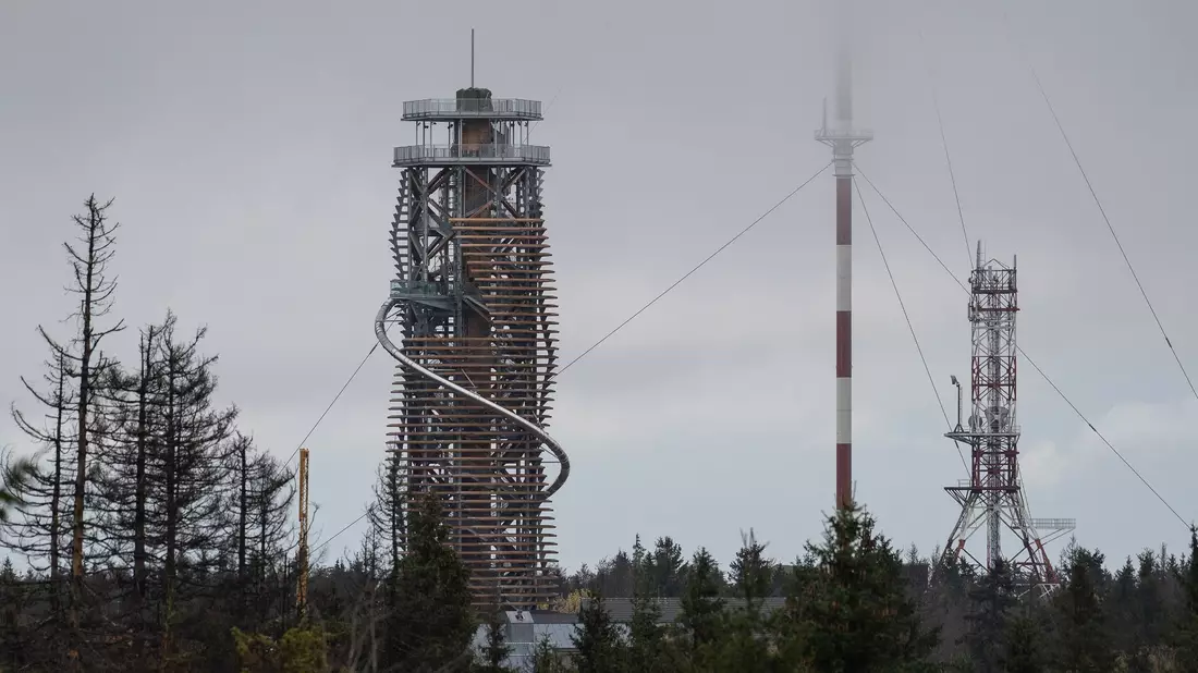 Besucher stehen bei der Eröffnung vom Harzturm auf einer Aussichtsplattform. - Bild: Swen Pförtner/dpa