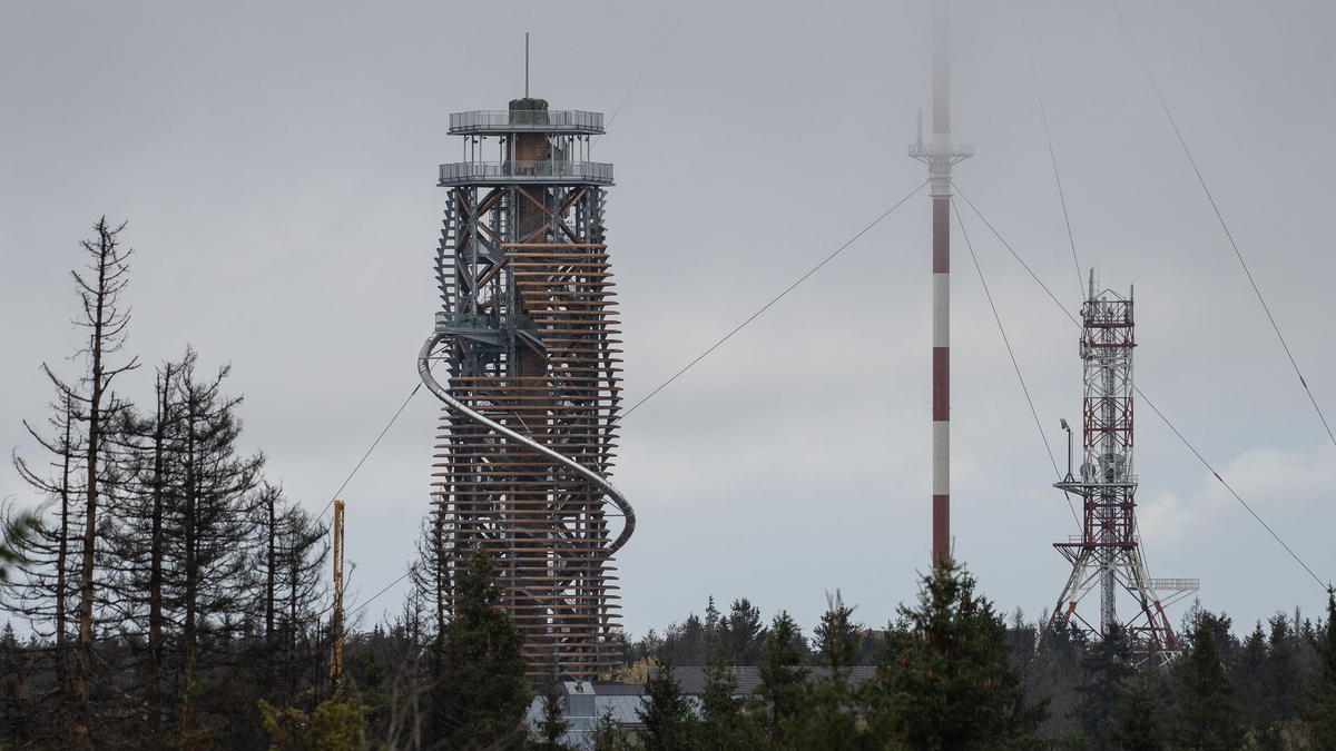 Besucher stehen bei der Eröffnung vom Harzturm auf einer Aussichtsplattform. - Foto: Swen Pförtner/dpa
