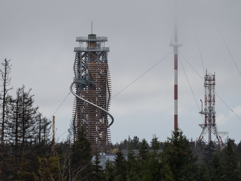Besucher stehen bei der Eröffnung vom Harzturm auf einer Aussichtsplattform. - Foto: Swen Pförtner/dpa