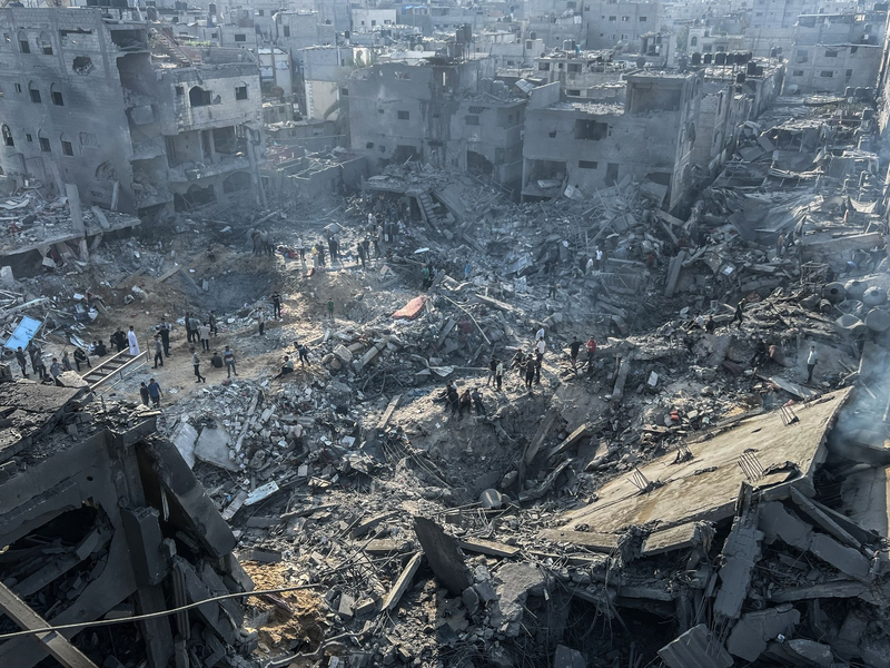 Palästinenser inspizieren die Schäden nach den Angriffen. - Foto: Fadi Wael Alwhidi/dpa