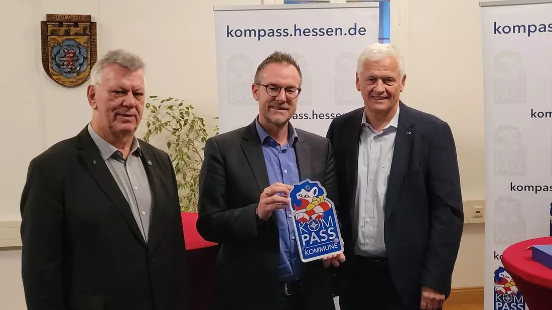 POL-ESW: >>Stadt Sontra wird Teilnehmer im KOMPASS-Sicherheitsprogramm des Landes Hessen; Polizeipräsident Konrad Stelzenbach überreicht Starter-Set an Bürgermeister Thomas Eckhardt - Bild: presseportal.de