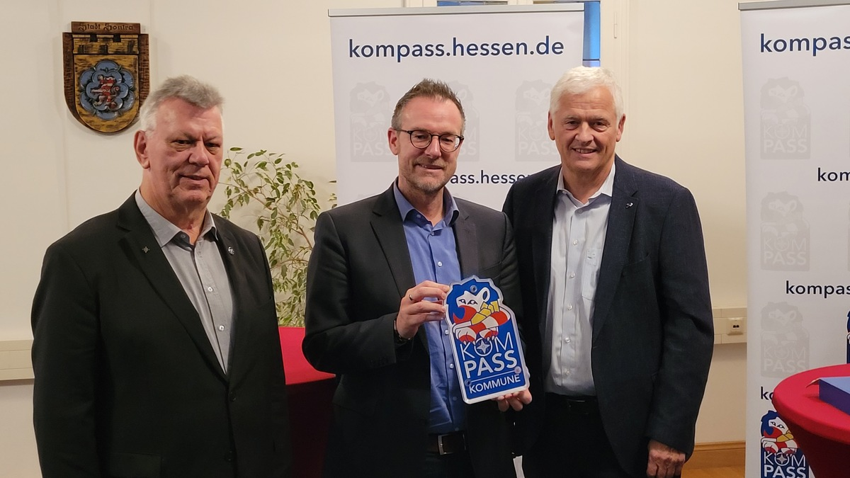 POL-ESW: >>Stadt Sontra wird Teilnehmer im KOMPASS-Sicherheitsprogramm des Landes Hessen; Polizeipräsident Konrad Stelzenbach überreicht Starter-Set an Bürgermeister Thomas Eckhardt - Foto: presseportal.de