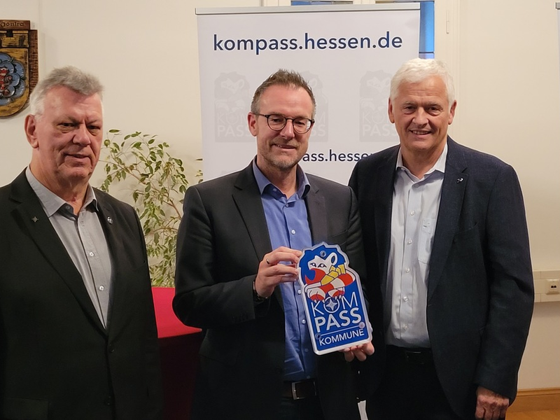 POL-ESW: >>Stadt Sontra wird Teilnehmer im KOMPASS-Sicherheitsprogramm des Landes Hessen; Polizeipräsident Konrad Stelzenbach überreicht Starter-Set an Bürgermeister Thomas Eckhardt - Foto: presseportal.de