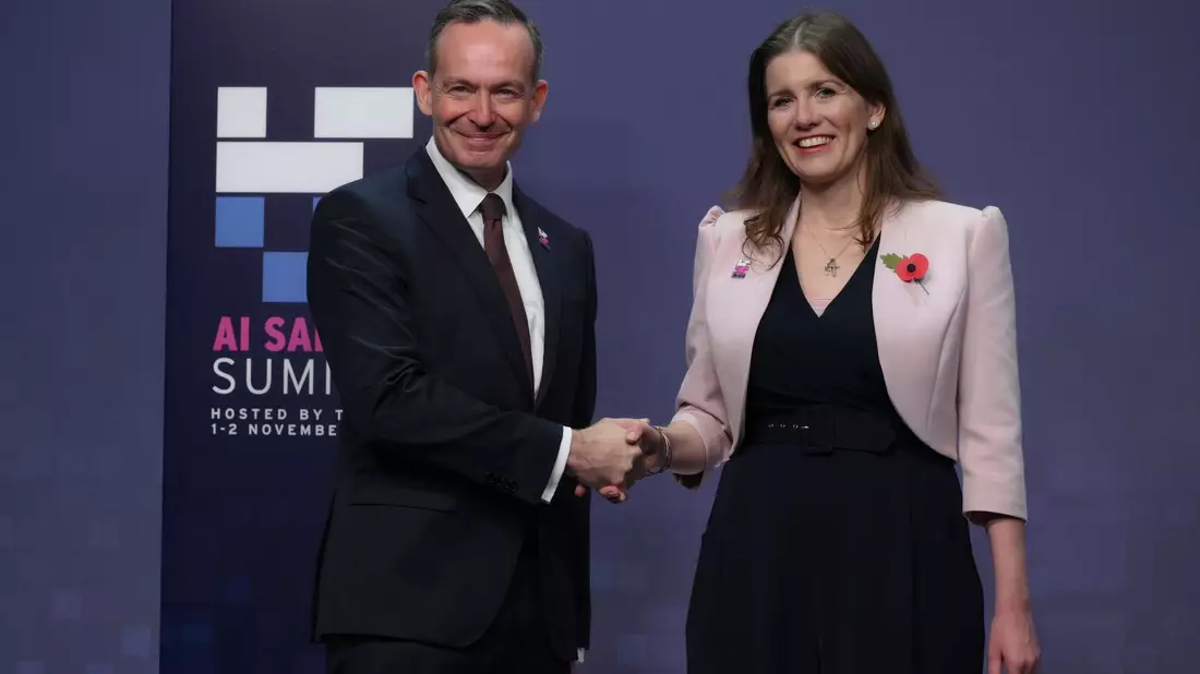 Die britische Technologieministerin  Michelle Donelan (r)  begrüßt Volker Wissing (FDP), Minister für Digitales und Verkehr, auf dem KI-Sicherheitsgipfel. - Bild: Doug Peters/PA Wire/dpa