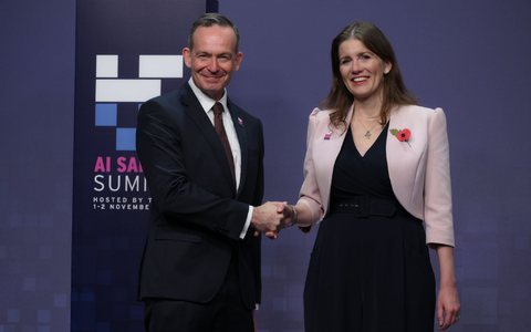 Die britische Technologieministerin  Michelle Donelan (r)  begrüßt Volker Wissing (FDP), Minister für Digitales und Verkehr, auf dem KI-Sicherheitsgipfel. - Foto: Doug Peters/PA Wire/dpa