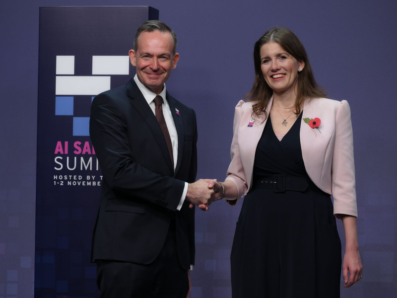 Die britische Technologieministerin Michelle Donelan (r) begrüßt Volker Wissing (FDP), Minister für Digitales und Verkehr, auf dem KI-Sicherheitsgipfel. - Foto: Doug Peters/PA Wire/dpa