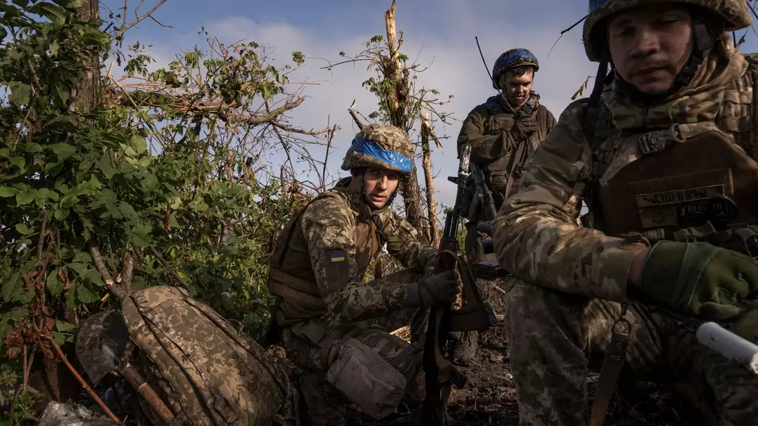 Ukrainische Soldaten sitzen im September an der Frontlinie in der Nähe von Andrijewka in der Region Donezk. (Archivbild) - Bild: Mstyslav Chernov/AP