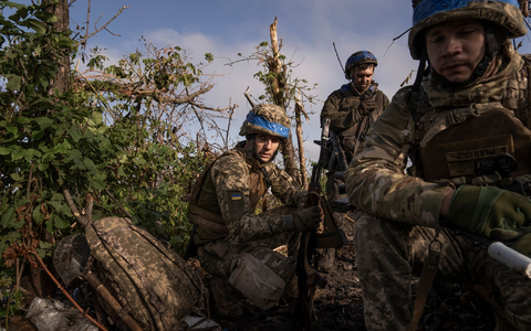 Ukrainische Soldaten sitzen im September an der Frontlinie in der Nähe von Andrijewka in der Region Donezk. (Archivbild) - Foto: Mstyslav Chernov/AP