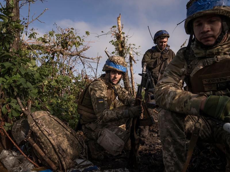 Ukrainische Soldaten sitzen im September an der Frontlinie in der Nähe von Andrijewka in der Region Donezk. (Archivbild) - Foto: Mstyslav Chernov/AP