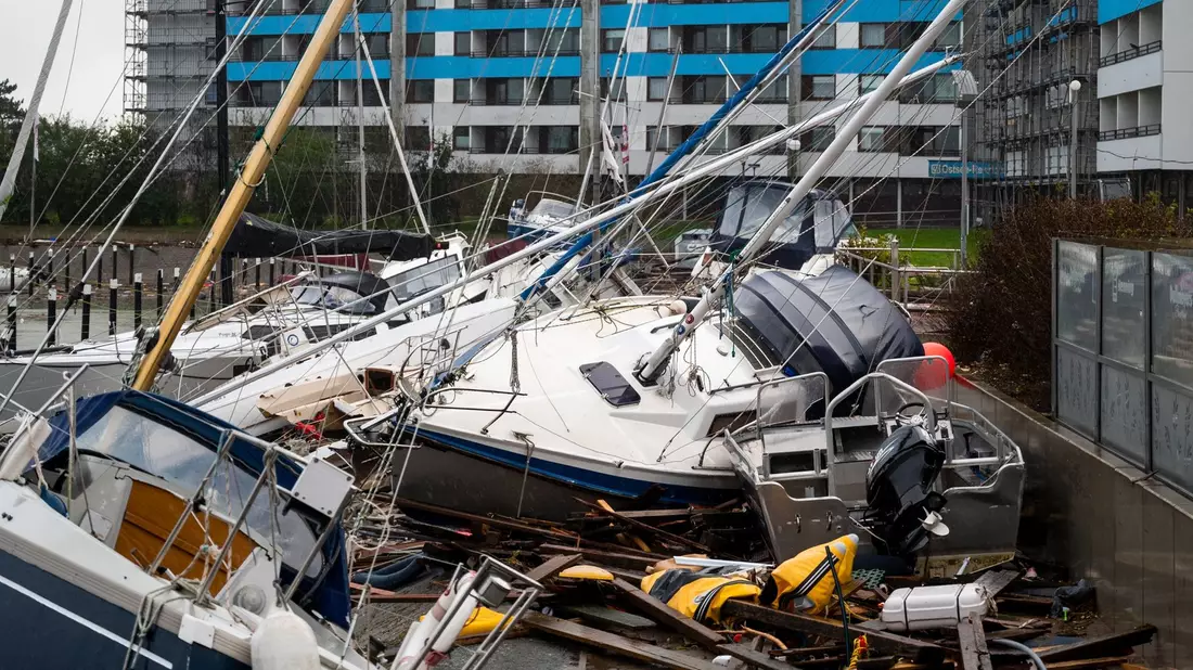 Beschädigte Schiffe nach der Sturmflu im Hafen von Damp. - Bild: Daniel Bockwoldt/dpa
