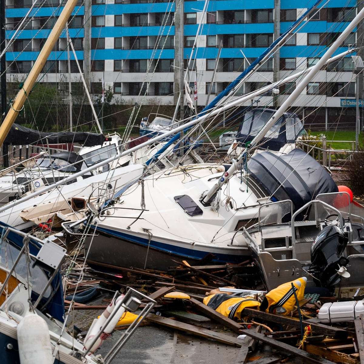 Beschädigte Schiffe nach der Sturmflu im Hafen von Damp. - Foto: Daniel Bockwoldt/dpa