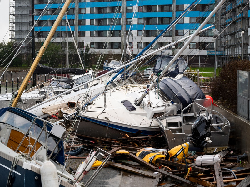 Beschädigte Schiffe nach der Sturmflu im Hafen von Damp. - Foto: Daniel Bockwoldt/dpa