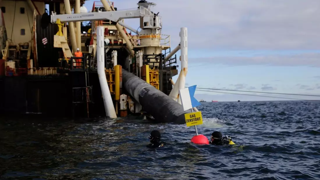 Taucher von Greenpeace protestieren  nahe des Verlegeschiffs «Castoro 10» gegen den Bau einer Pipeline für das geplante Rügener LNG-Terminal. - Bild: Lucas Wahl/Greenpeace Germany/dpa