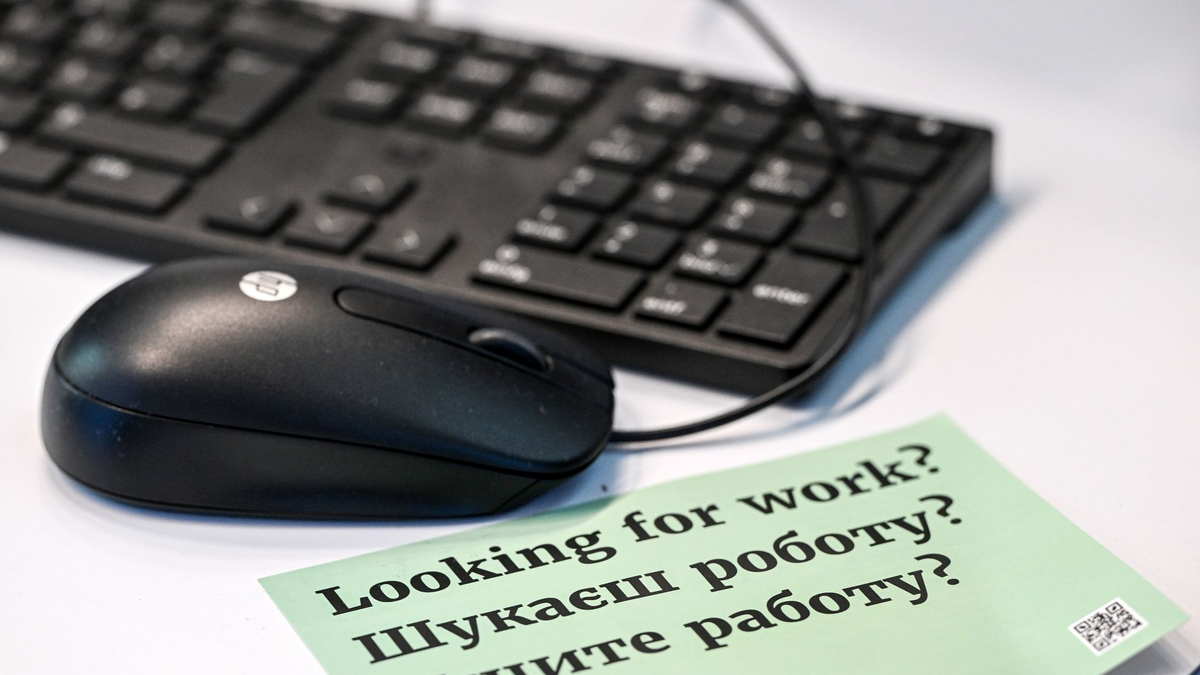 Asylbewerber und Ausländer, die über eine Duldung verfügen, sollen künftig schneller Zugang zum Arbeitsmarkt erhalten. (Symbolbild) - Foto: Jens Kalaene/dpa