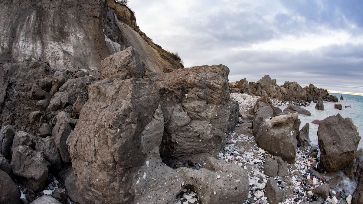 Kreide- und Mergelmassen liegen am Strand unterhalb der slawischen Tempelburg am Kap Arkona. - Foto: -/dpa