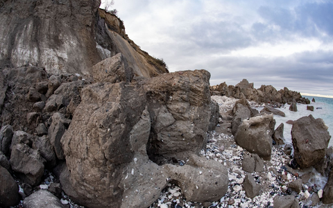 Kreide- und Mergelmassen liegen am Strand unterhalb der slawischen Tempelburg am Kap Arkona. - Foto: -/dpa