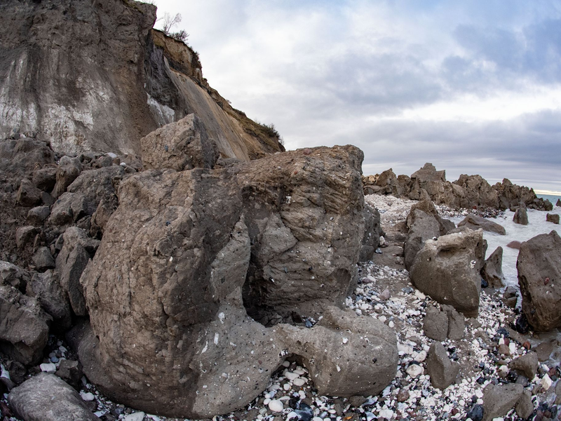 Kreide- und Mergelmassen liegen am Strand unterhalb der slawischen Tempelburg am Kap Arkona. - Foto: -/dpa