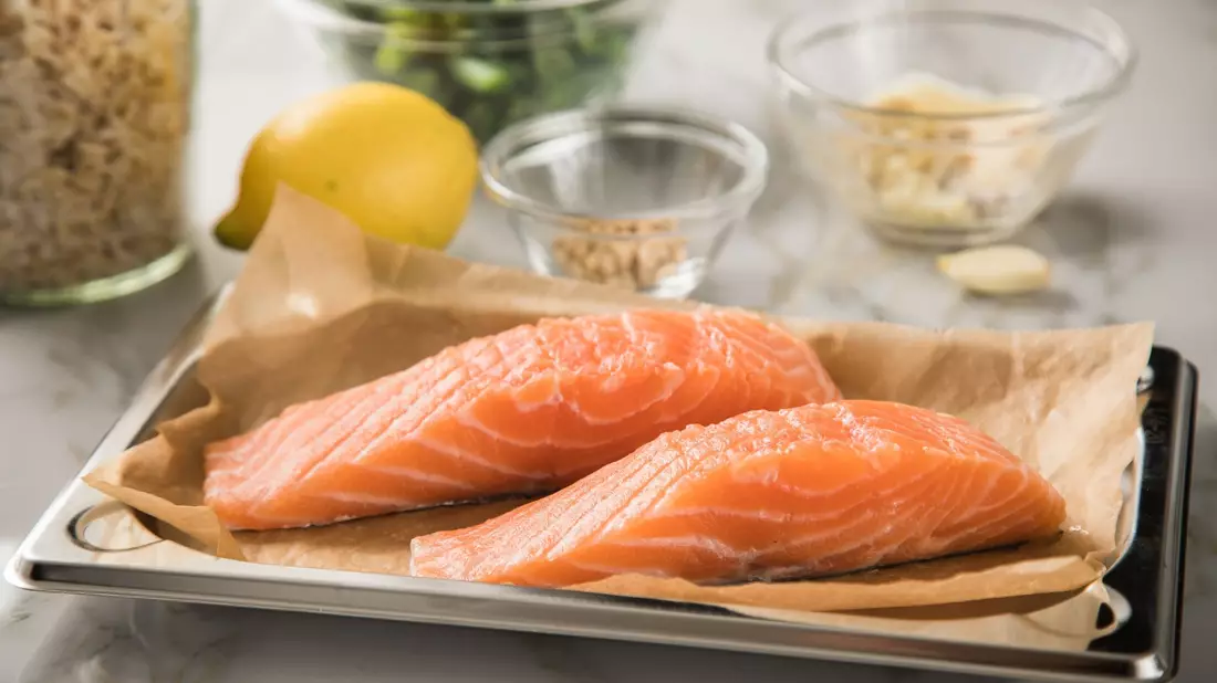 Frische rohe Lachsfilets: Viele Menschen in Deutschland essen gerne Fisch. - Bild: Christin Klose/dpa-tmn/dpa
