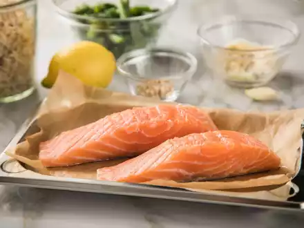 Frische rohe Lachsfilets: Viele Menschen in Deutschland essen gerne Fisch. - Foto: Christin Klose/dpa-tmn/dpa