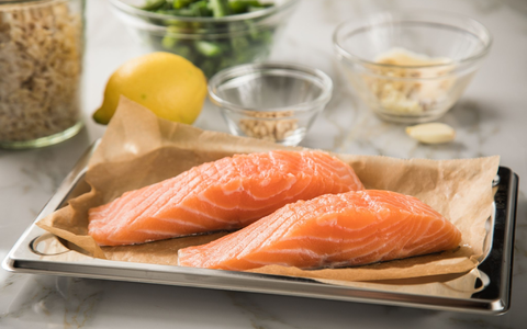 Frische rohe Lachsfilets: Viele Menschen in Deutschland essen gerne Fisch. - Foto: Christin Klose/dpa-tmn/dpa