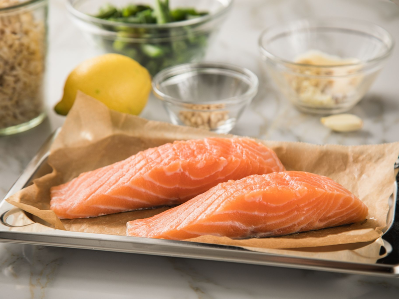 Frische rohe Lachsfilets: Viele Menschen in Deutschland essen gerne Fisch. - Foto: Christin Klose/dpa-tmn/dpa