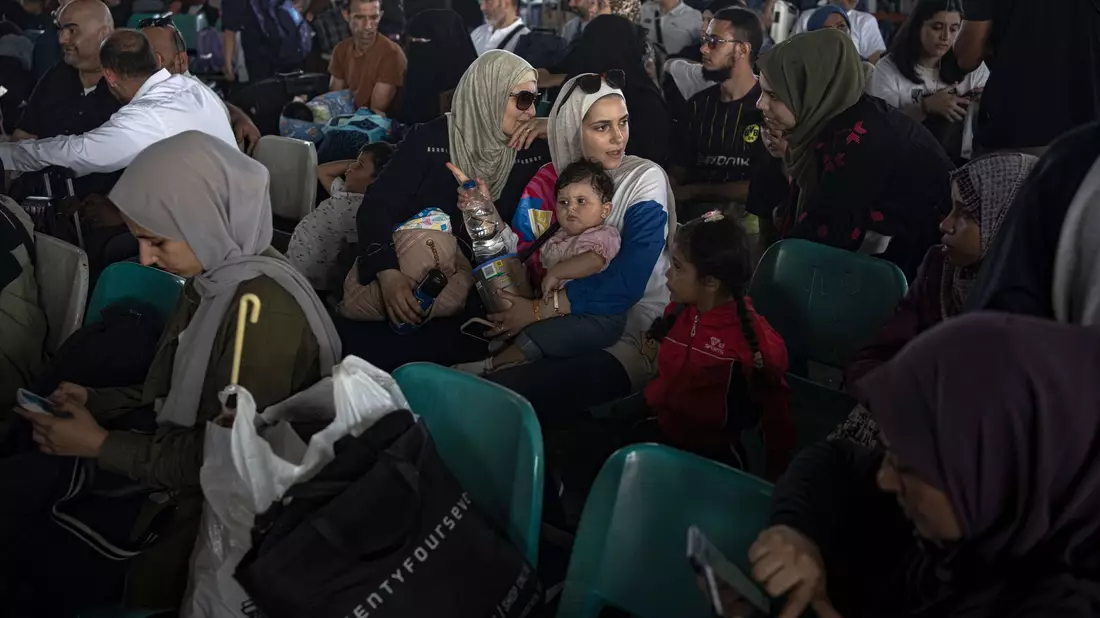 Palästinenser versuchen, sich während Angriffen in Sicherheit zu bringen. - Bild: Fatima Shbair/AP/dpa