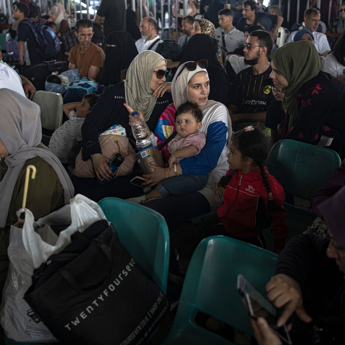 Menschen warten am Grenzübergang zwischen dem Gazastreifen und Ägypten. - Foto: Fatima Shbair/AP/dpa