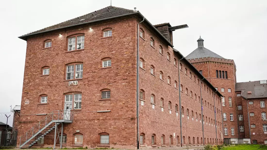 Hauptgebäude der Justizvollzugsanstalt Bruchsal. - Bild: Uwe Anspach/dpa