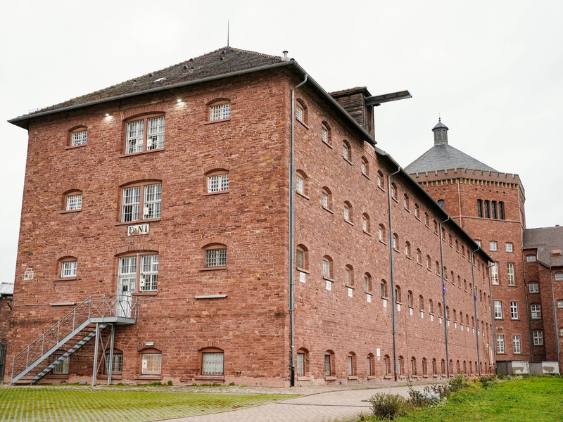 Hauptgebäude der Justizvollzugsanstalt Bruchsal. - Foto: Uwe Anspach/dpa