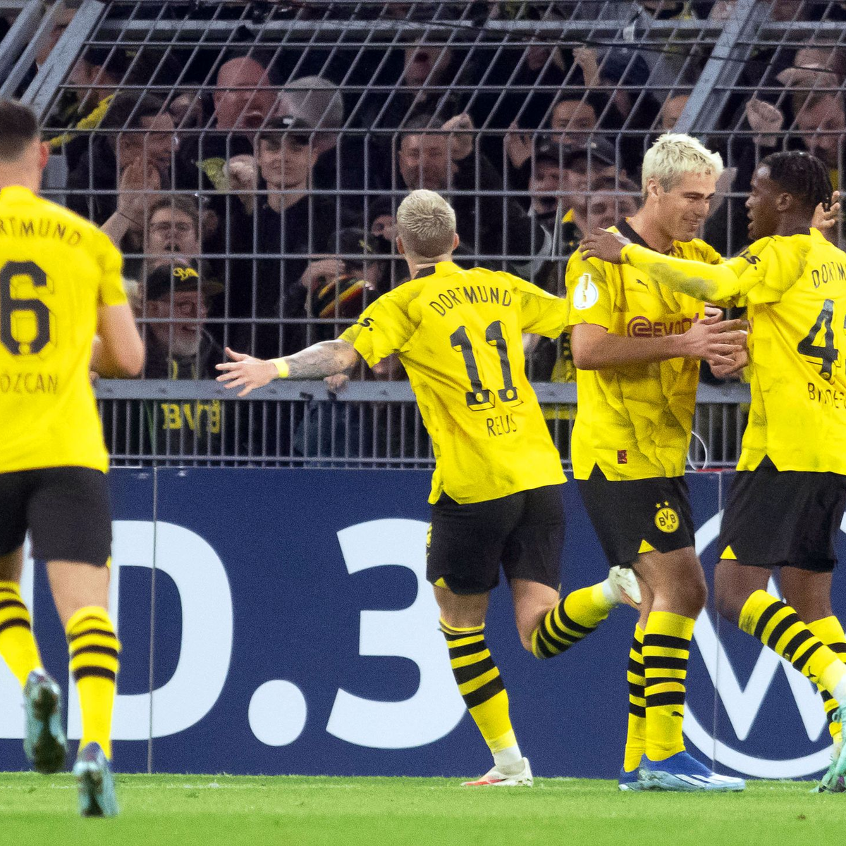 Ihm scheint alles zu gelingen: Jude Bellingham (M) köpft gegen Serbiens Torhüter Predrag Rajkovic (r) ein. - Foto: Bernd Thissen/dpa