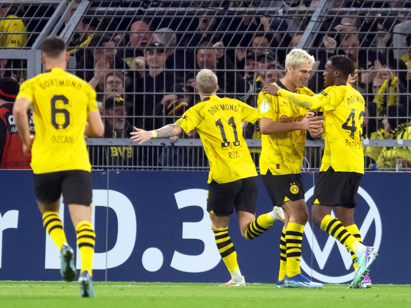 Ihm scheint alles zu gelingen: Jude Bellingham (M) köpft gegen Serbiens Torhüter Predrag Rajkovic (r) ein. - Foto: Bernd Thissen/dpa