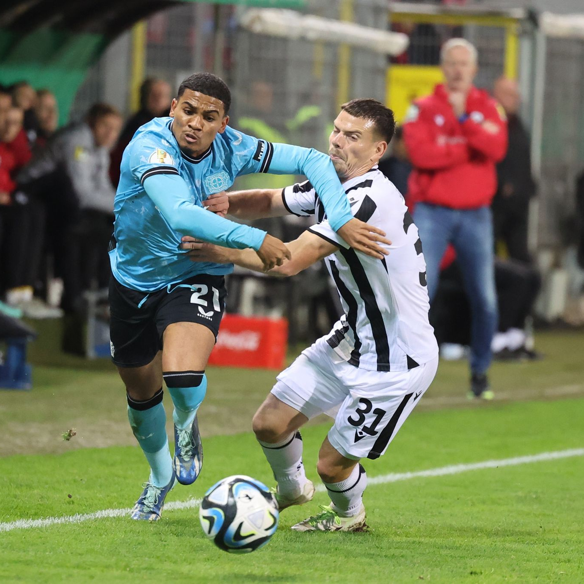 Sandhausens Jonas Weik (r) versucht, den Leverkusener Amine Adli zu stoppen. - Foto: Jörg Halisch/dpa