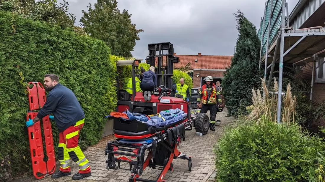 FW-WRN: TH_PERSON_KLEMMT - LZ1 - klemmt zwischen Stapler und Hecke > starke Rückenschmerzen> kann sich nicht selber befreien - Bild: presseportal.de