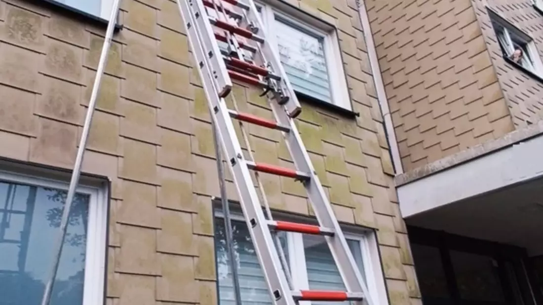 FW-EN: Hilflose Person hinter verschlossener Wohnungstür - Aufwändiger Einsatz für die Hattinger Feuerwehr - Bild: presseportal.de