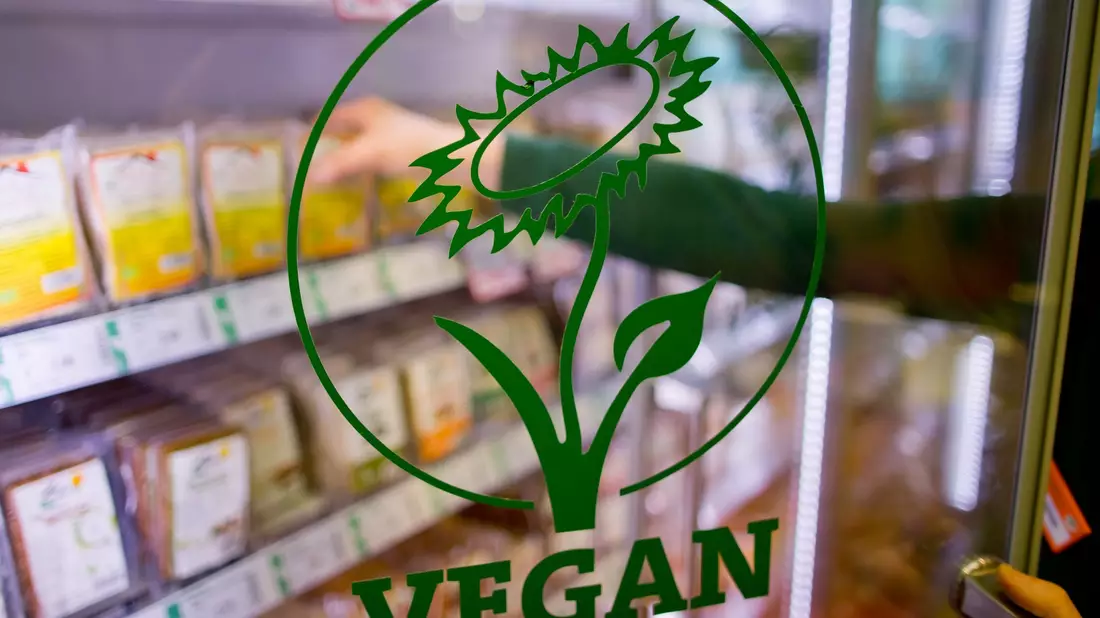 Jugendmediziner empfehlen für Kinder keine vegane Ernährung. - Bild: Daniel Karmann/dpa
