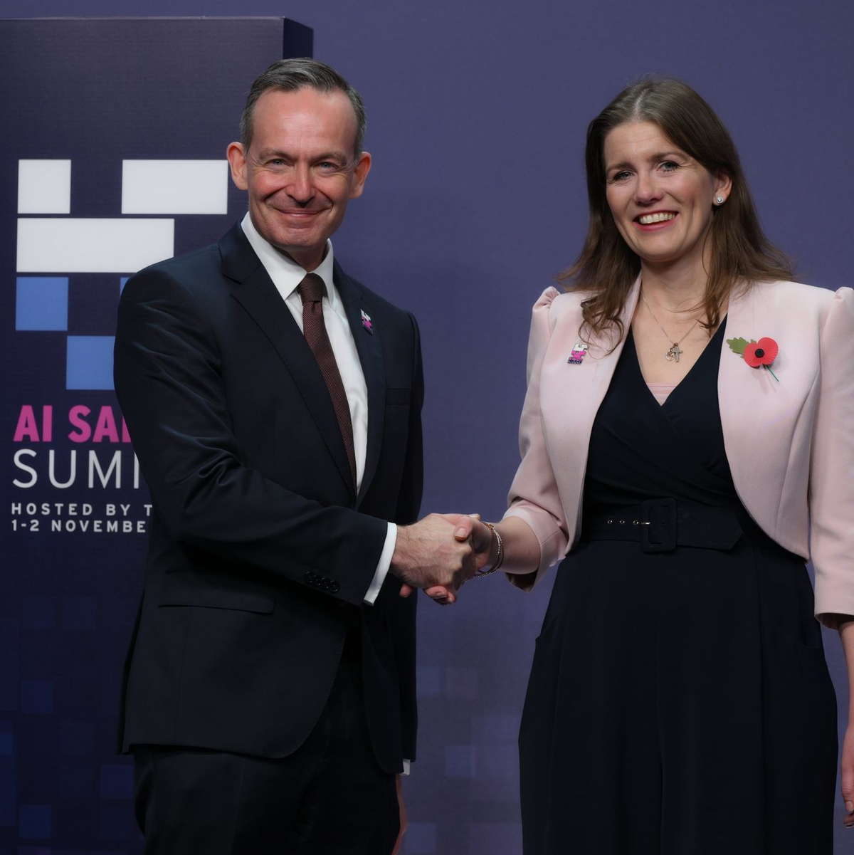 Die britische Technologieministerin  Michelle Donelan (r)  begrüßt Volker Wissing (FDP), Minister für Digitales und Verkehr, auf dem KI-Sicherheitsgipfel. - Foto: Doug Peters/PA Wire/dpa