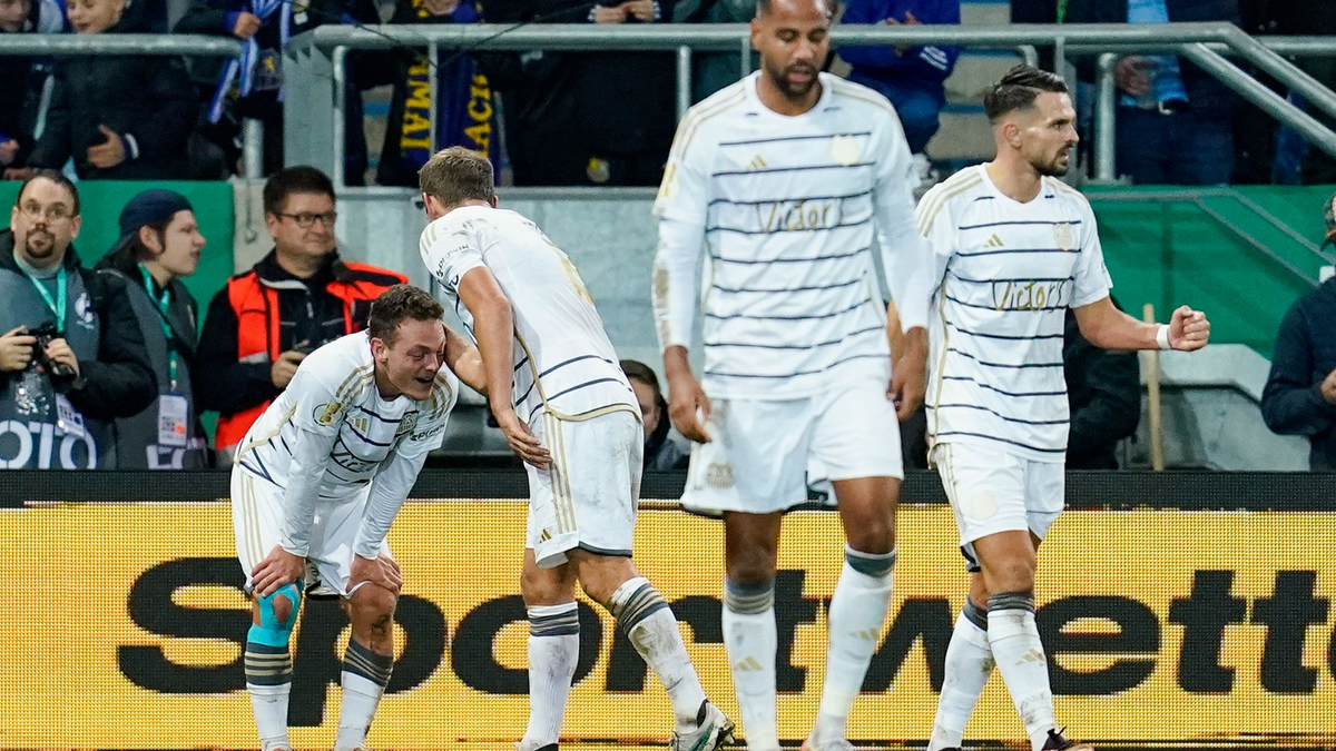 Die Bayern-Profis Konrad Laimer, Min-jae Kim und Thomas Müller (l-r) wirken nach dem Spiel fassungslos. - Foto: Uwe Anspach/dpa