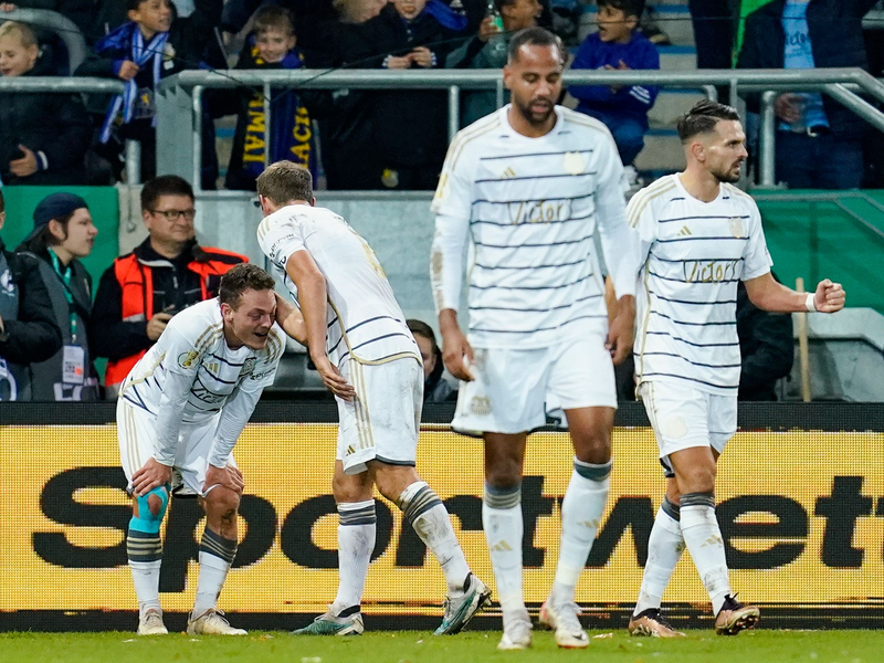 Die Bayern-Profis Konrad Laimer, Min-jae Kim und Thomas Müller (l-r) wirken nach dem Spiel fassungslos. - Foto: Uwe Anspach/dpa