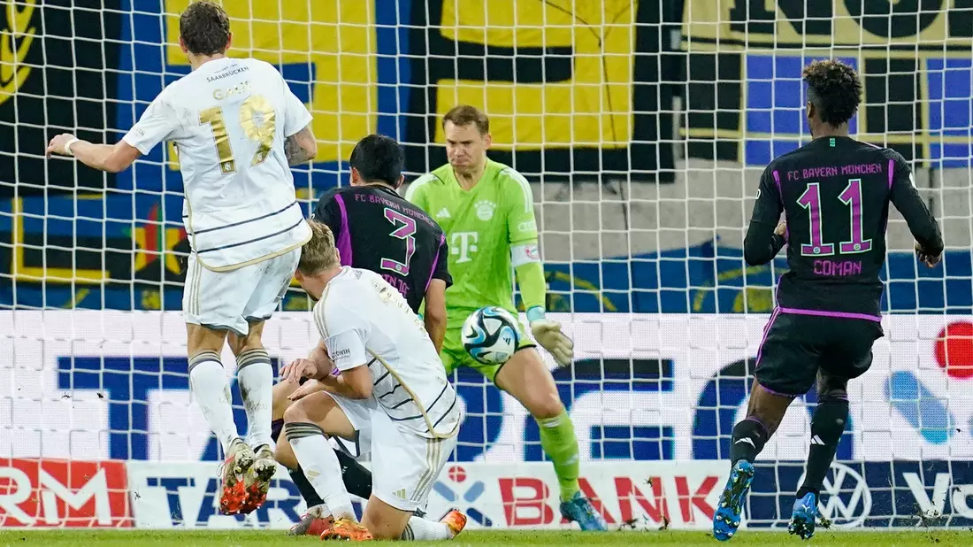 Marcel Gaus (l) schoss Saarbrücken in der Nachspielzeit zum Sieg gegen die Bayern. - Bild: Uwe Anspach/dpa
