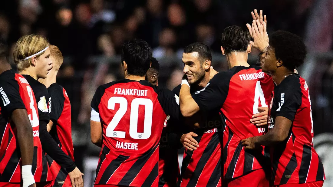 Die Eintracht ist durch einen Sieg bei Viktoria Köln ins Achtelfinale eingezogen. - Bild: Rolf Vennenbernd/dpa