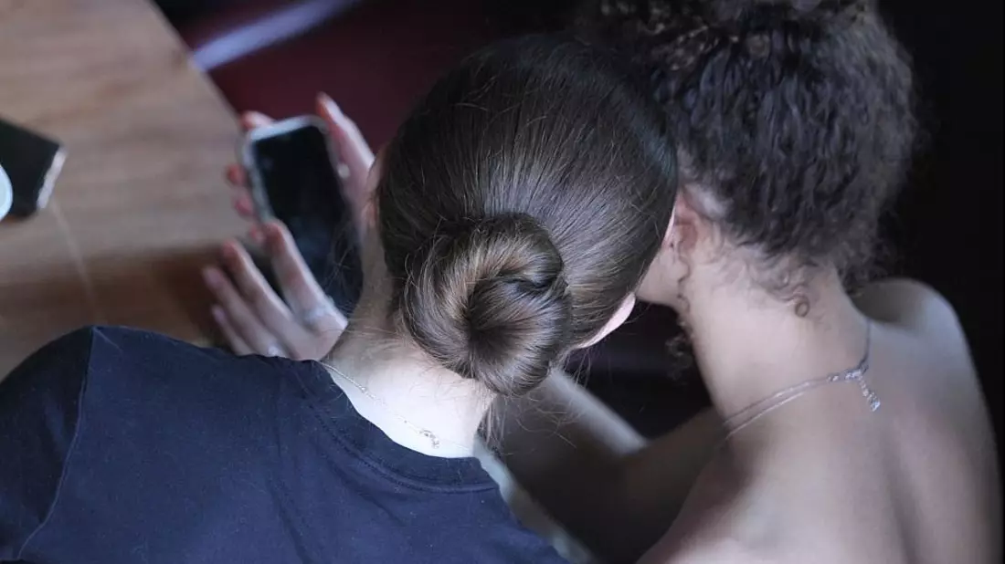 Junge Frauen mit Smartphone (Archiv) - Bild: über dts Nachrichtenagentur