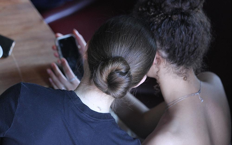 Junge Frauen mit Smartphone (Archiv) - Foto: über dts Nachrichtenagentur