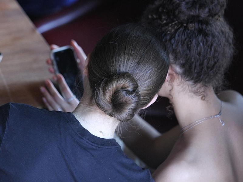 Junge Frauen mit Smartphone (Archiv) - Foto: über dts Nachrichtenagentur