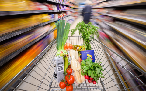Der Klimawandel nimmt Einfluss darauf, was beim Wocheneinkauf im Einkaufswagen landet. - Foto: Julian Stratenschulte/dpa